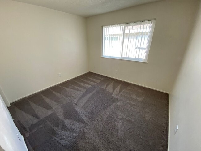 Building Photo - Remodeled 2 bedroom 1 bath townhouse