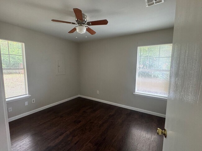 Building Photo - Move in Ready - 4 bedroom 2 bath