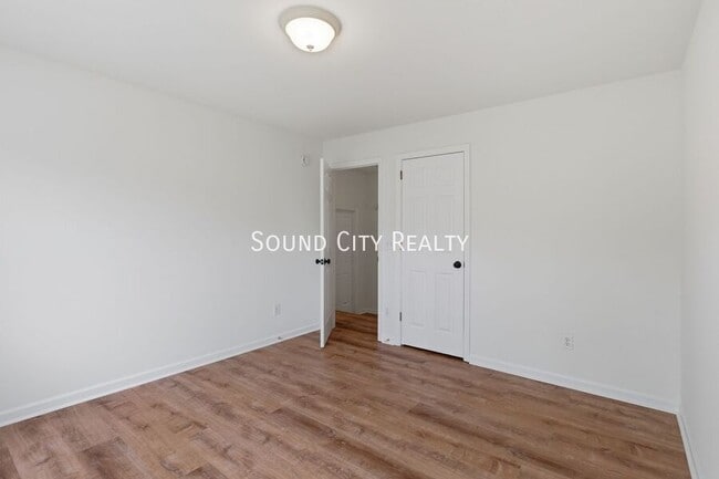 Building Photo - 5112 Bay Overlook Dr