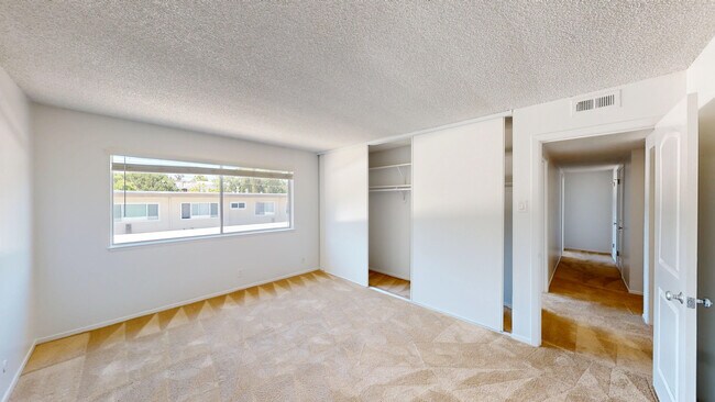 Building Photo - 827 Las Gallinas Ave