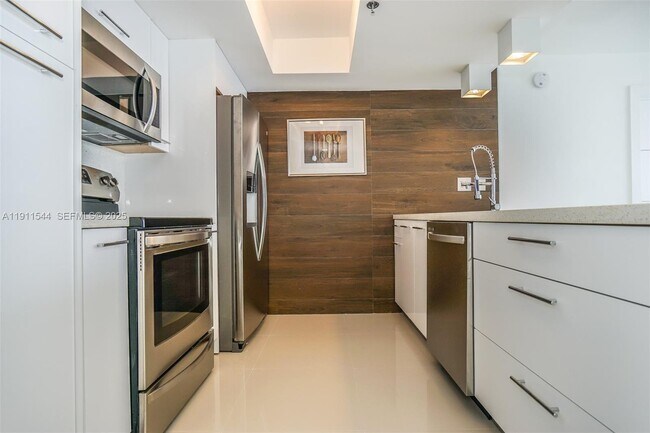 Building Photo - 7601 E Treasure Dr