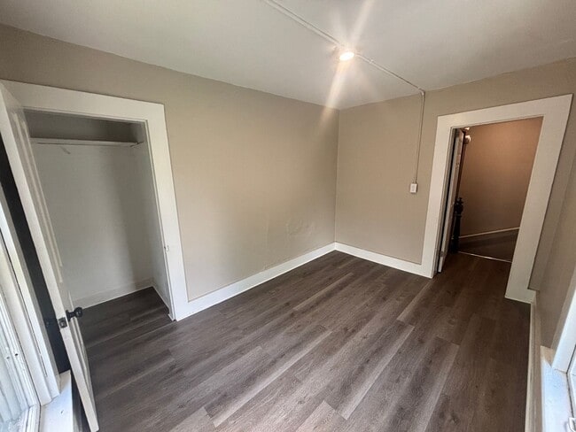 Building Photo - Lower 2 Bedroom Unit Apartment