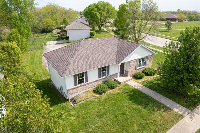 Building Photo - 1305 E Omaha Ct