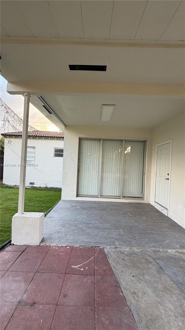 Building Photo - 345 SW 49th Ave