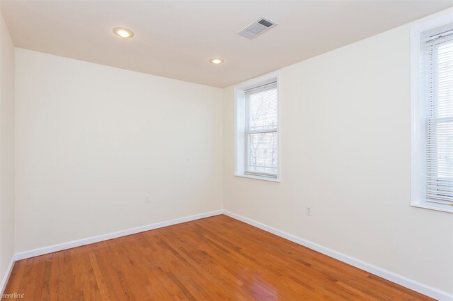 Building Photo - 1 br, 1 bath Triplex - 2122 RACE ST Unit 2