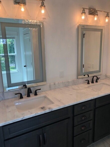 Master bathroom - 6361 A Ivy St