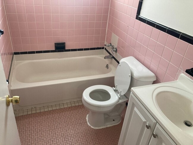 Building Photo - 3 bedroom, 2 FULL Bath Brick Ranch - HW Floors - Finished Bsmt - 1 car garage - Sec. 8 OK