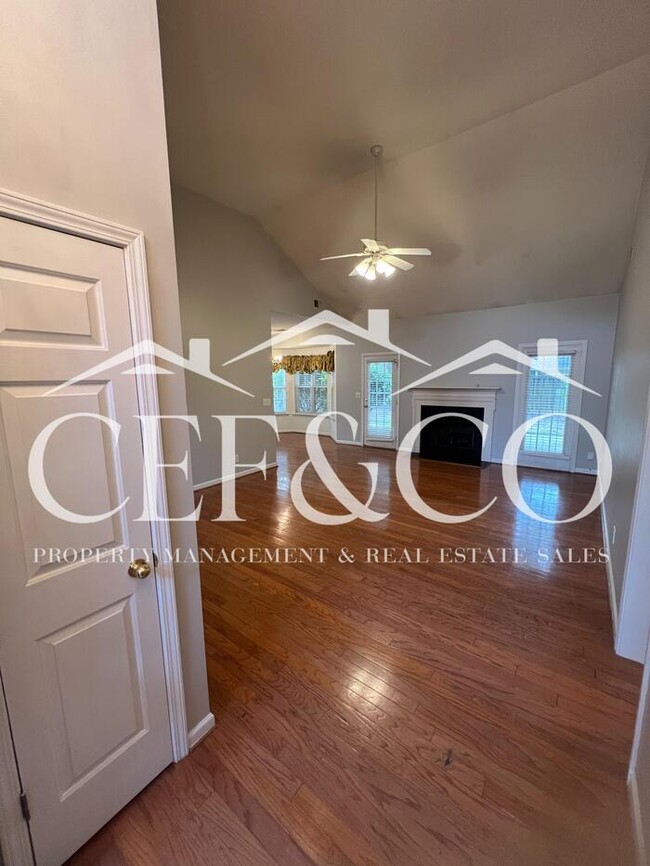 Building Photo - Spacious 3-Bedroom, 2-Bathroom Home in Roc...