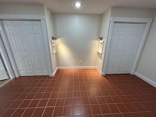 Building Photo - Central AVL - Custom Built, Made for Enter...