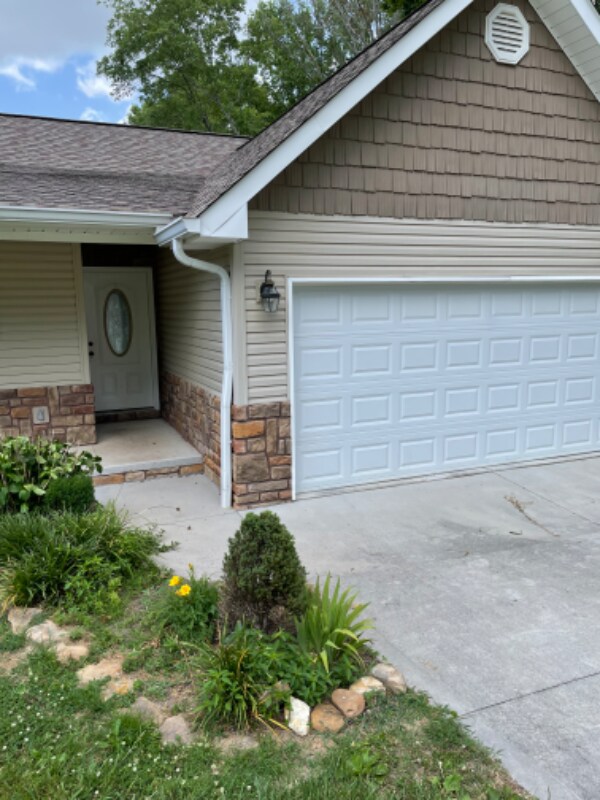 Building Photo - 210 Vanover Ln