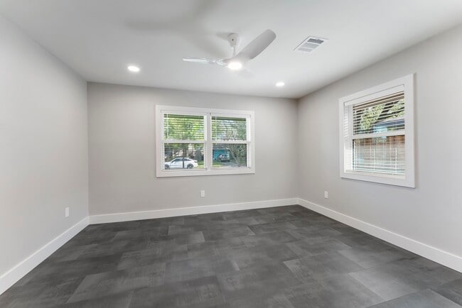 Building Photo - 2223 Hialeah Dr