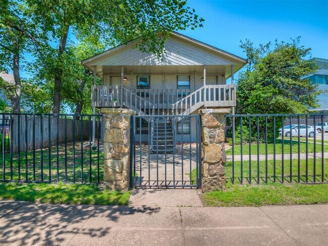 Building Photo - 131 W Acres St