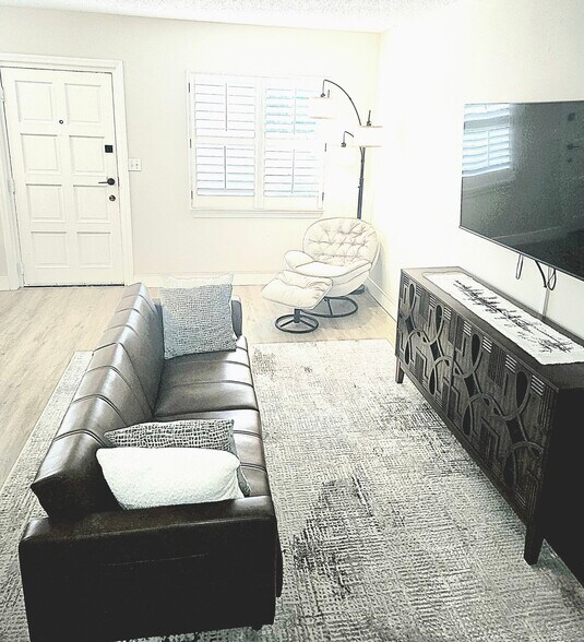 Building Photo - 2873 S Osceola Ave