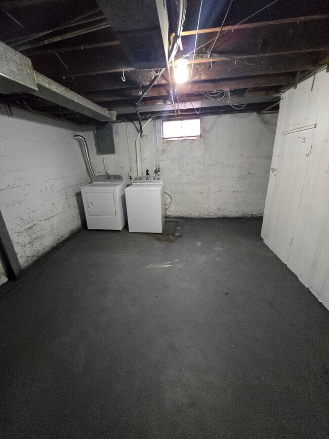 Building Photo - 1820 Oakwood Ave