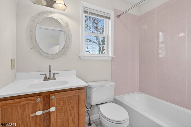 Building Photo - 11 Evergreen Dr