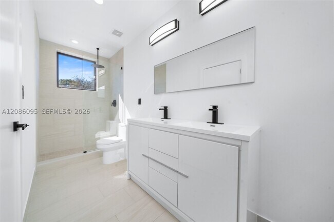 Building Photo - 11 NE 51st St