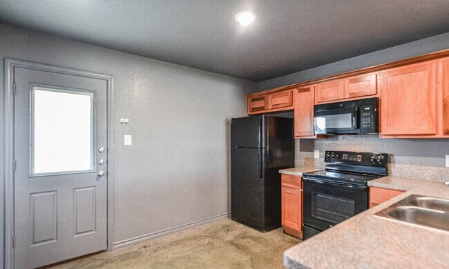 Building Photo - 2816 Leroy Cir