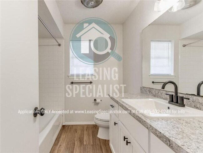 Building Photo - Beautifully Remodeled 3 Bed 2 Bath Moore H...
