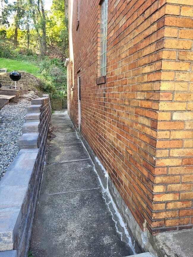 Building Photo - Newly renovated 3 bedroom house in Brookli...