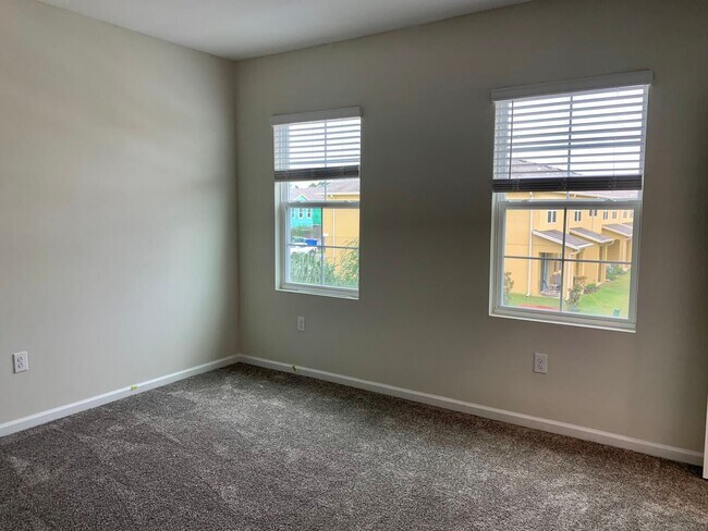 Building Photo - Beautiful Town house for Rent