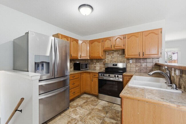 Building Photo - 1415 Holmes Dr