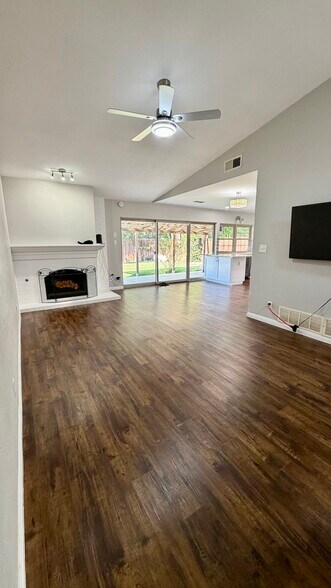 Building Photo - 1803 Redbud Cir