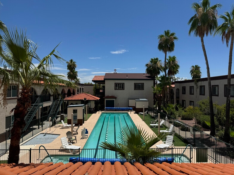 Building Photo - La Racqueta