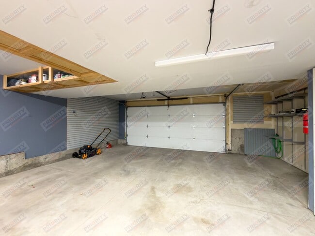 Building Photo - Single Family Home with 4 Bedrooms