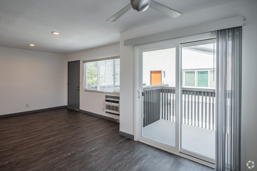 1BR, 1BA - 676SF - Eastside Apartments
