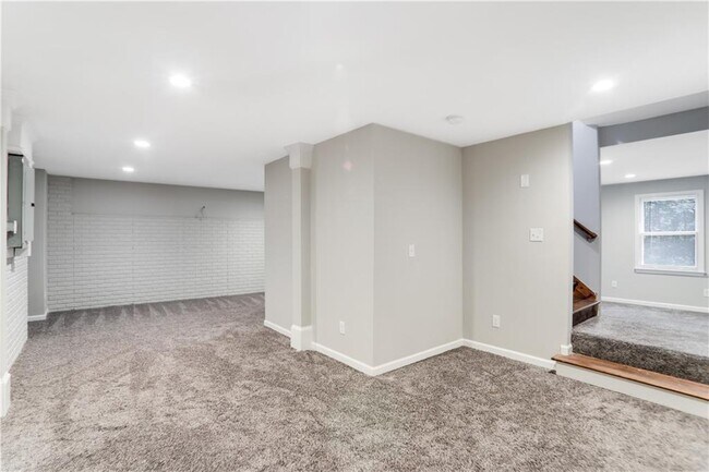 Building Photo - 130 Cedar Creek Ct