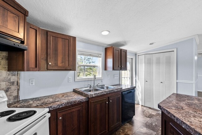 Building Photo - 3-Bedroom Home Close To Hampden-Sydney!
