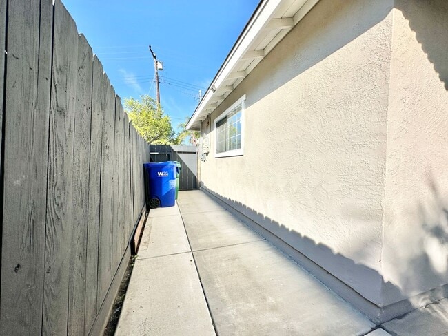 Building Photo - Beautiful, Single-Story, Updated, Private ...