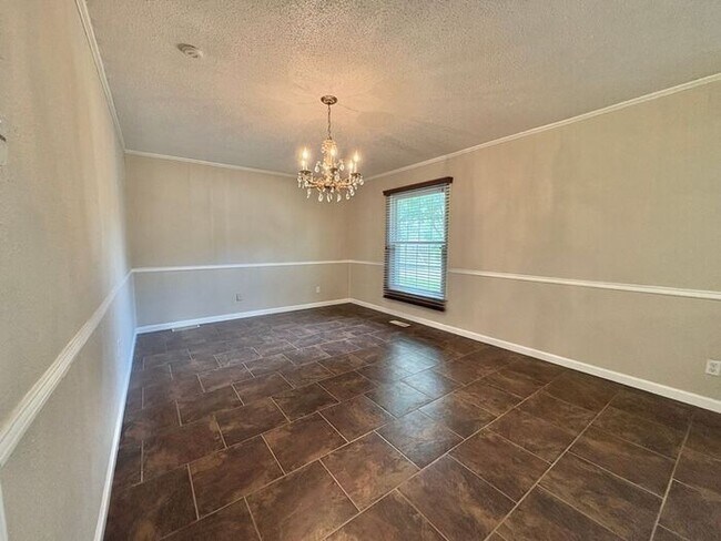 Building Photo - Available Now! Updated 3 Bed 2 Bath in Tyler!