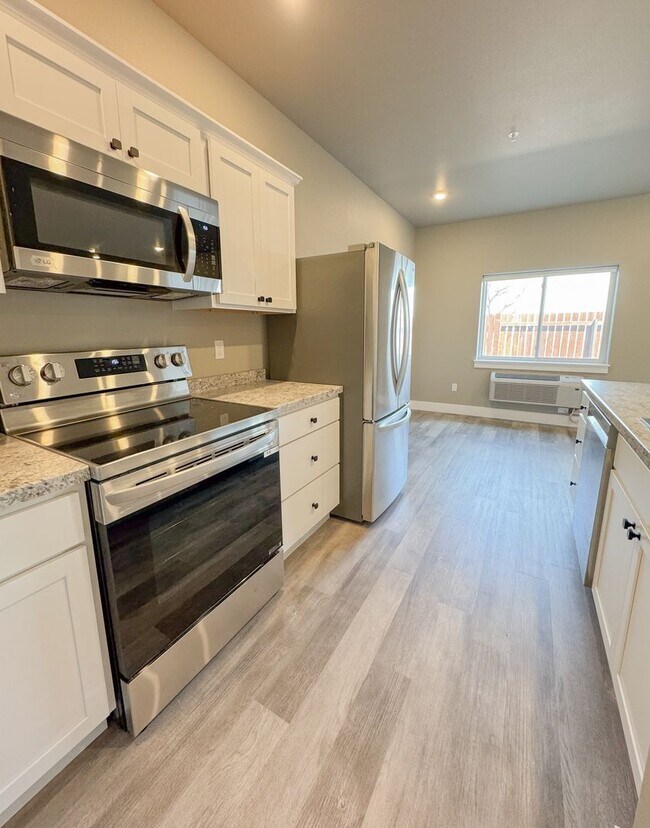 Building Photo - Pet Friendly 2 bed/ 2 bath unit at Soldier...