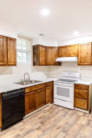 Building Photo - 1916 2nd Dr