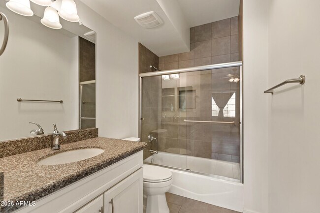 Building Photo - 421 W 6th St