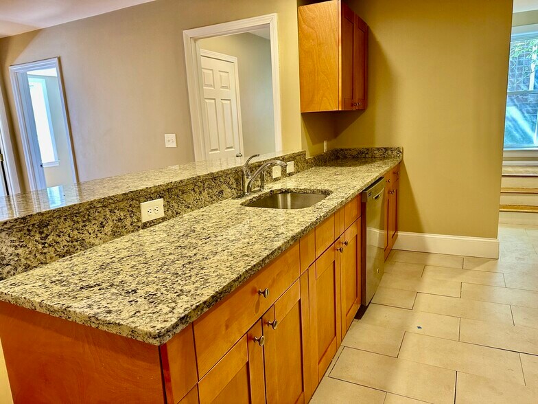 Building Photo - 72 Egmont St