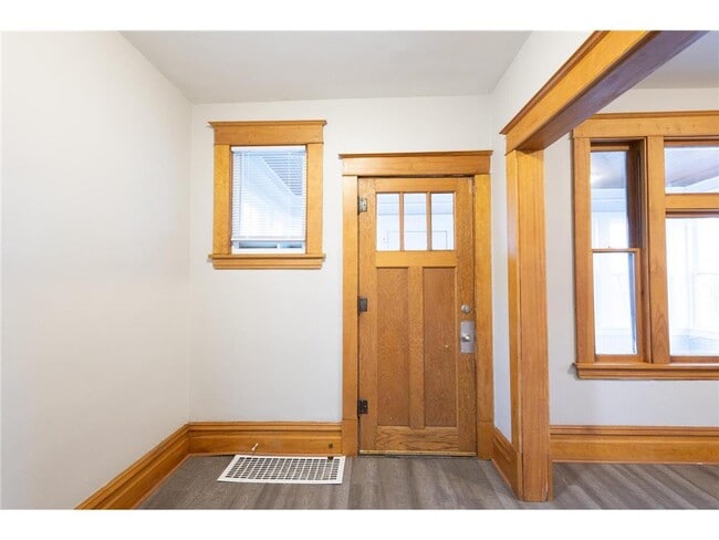 Building Photo - 810 Concordia Ave