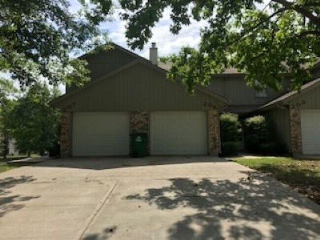 Primary Photo - 203 NE Greystone Dr