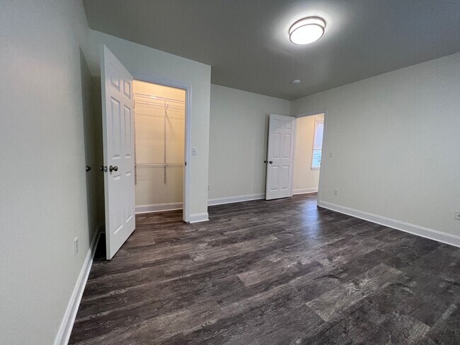 Building Photo - Updated 5BR 3bath house with off street parking!