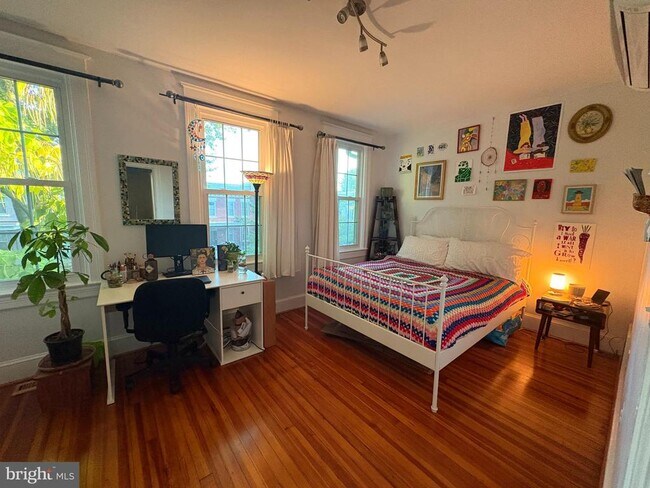 Building Photo - 636 Kenyon St NW