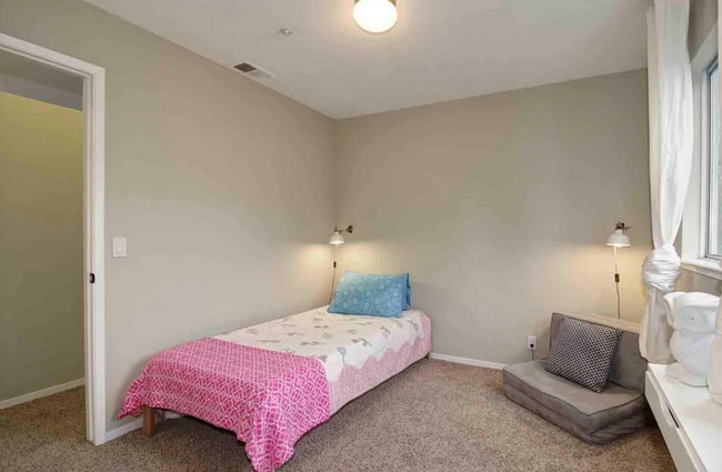 Building Photo - South Davis Charming Home