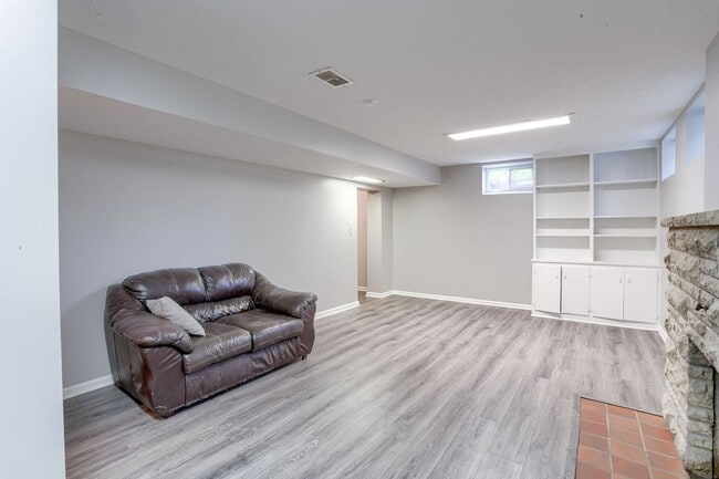 Building Photo - A Home With Character Walking Distance To Memorial Park!!