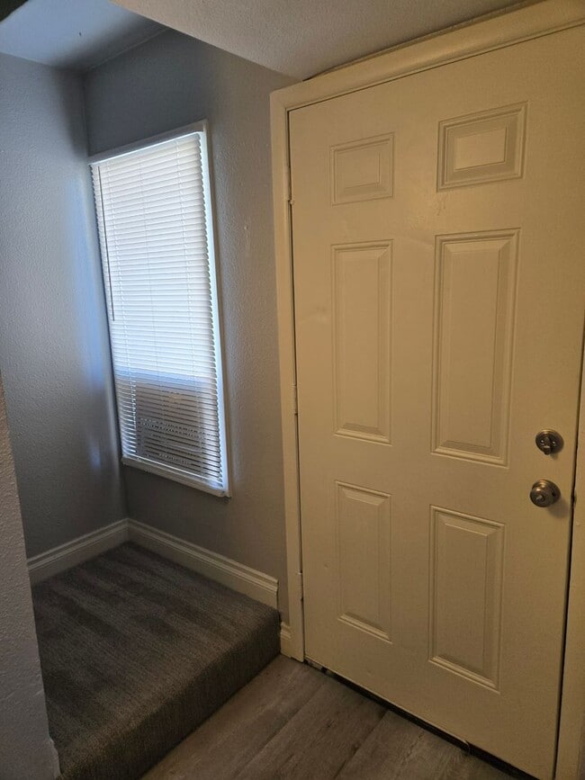 Building Photo - Fantastic and spacious 2 beds, 1.5 bath townhome in Phoenix