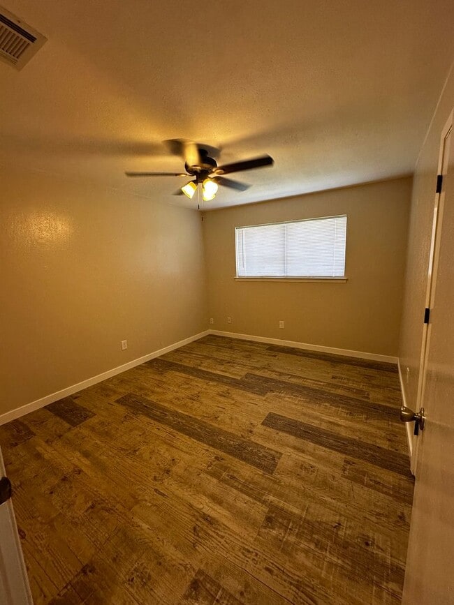 Building Photo - Beautifully updated 2 Bedroom duplex in PT