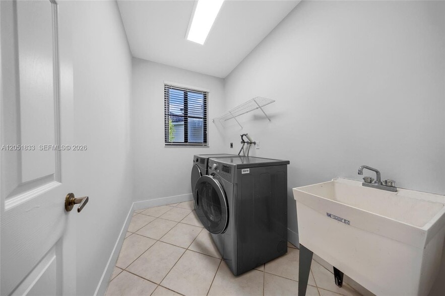Building Photo - 1538 Tamarind Ct