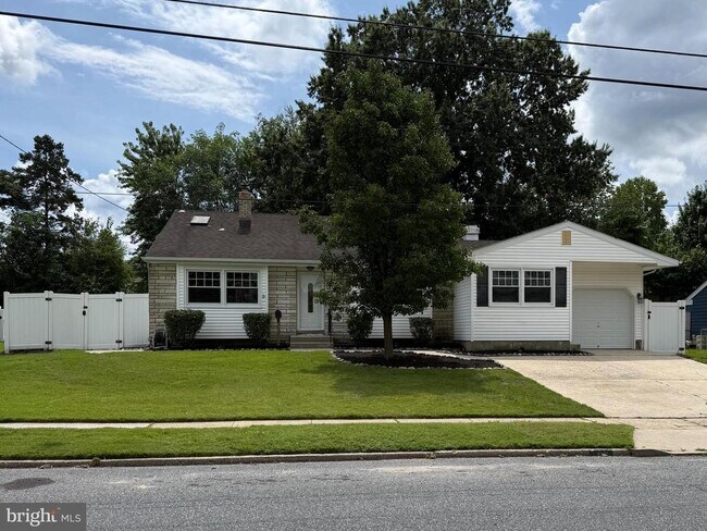 Building Photo - 417 Greenview Dr