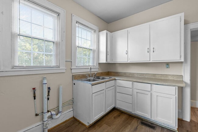 Building Photo - 308 Causey Ave