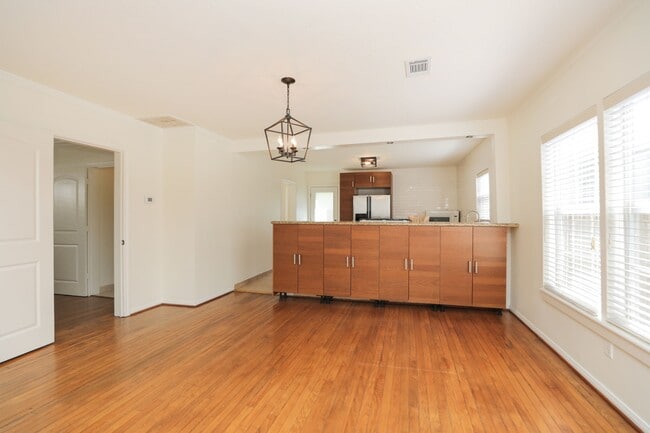 Building Photo - 905 Kern St