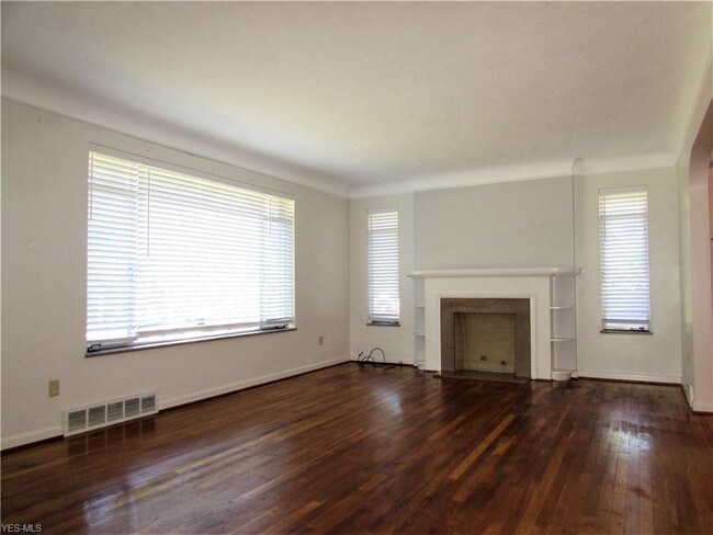 Building Photo - 11509 Lake Ave